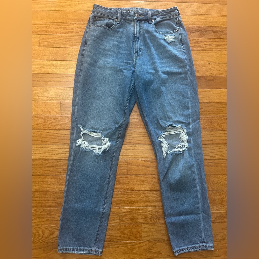 American Eagle Jeans Women’s Size 6 Blue Light Wash Distressed Mom Jean